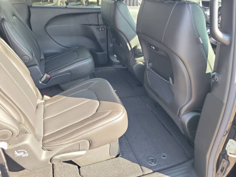2027 Chrysler Pacifica Select