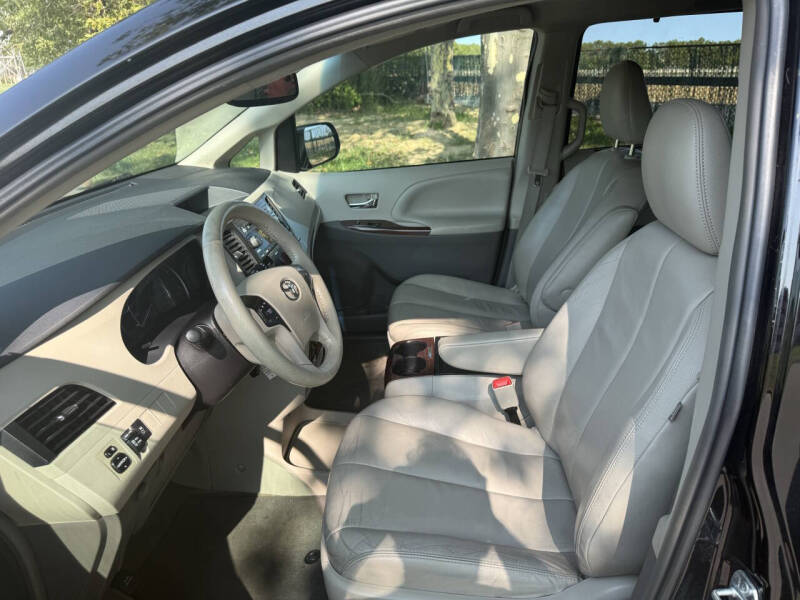 2014 Toyota Sienna XLE 8-Passenger