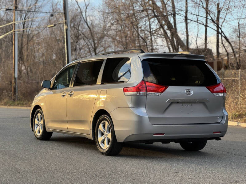 2013 Toyota Sienna LE 8-Passenger