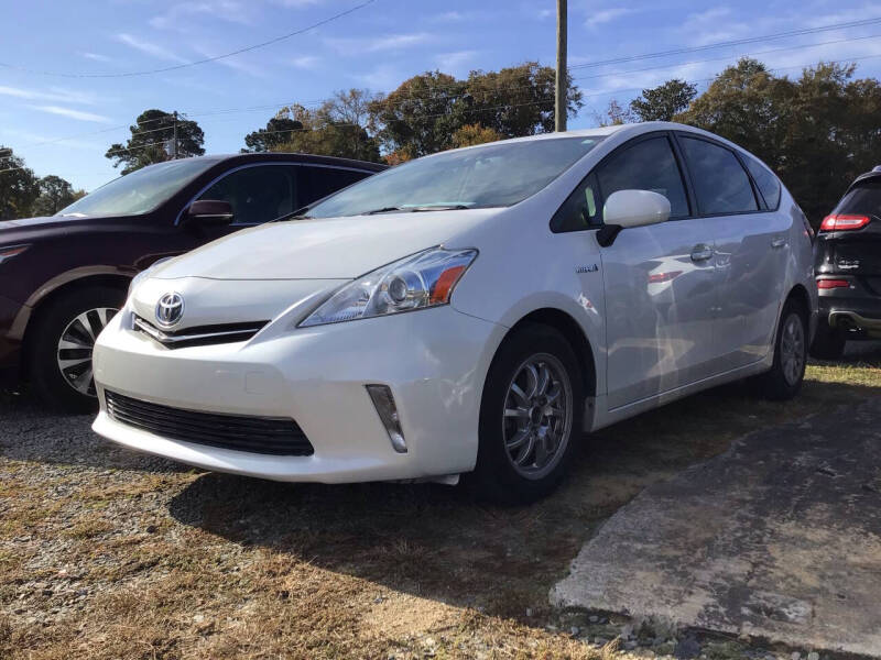 2013 Toyota Prius v Three's photo