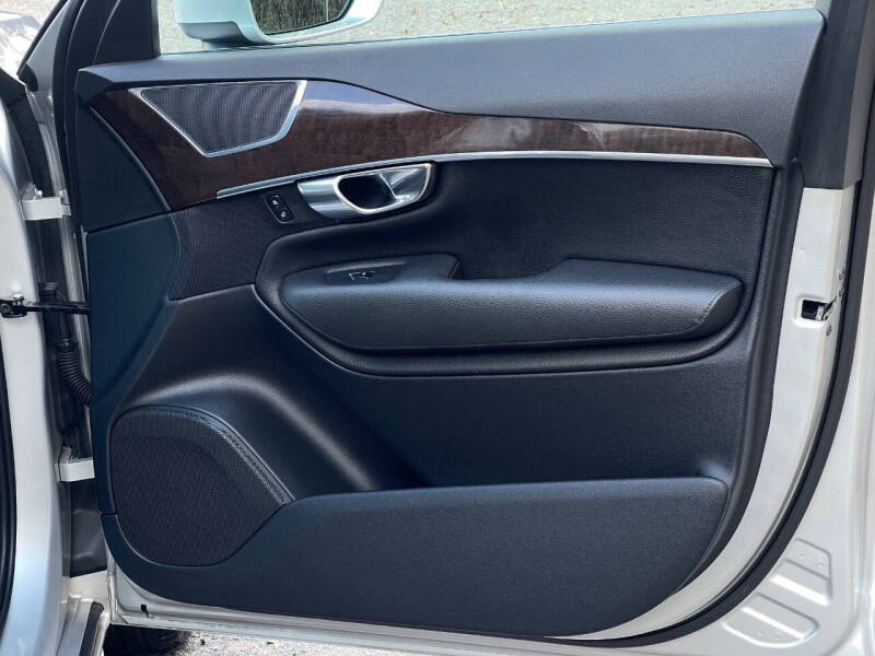 2016 Volvo XC90 T6 Momentum