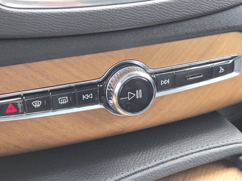 2022 Volvo XC90 T6 Momentum 6-Passenger
