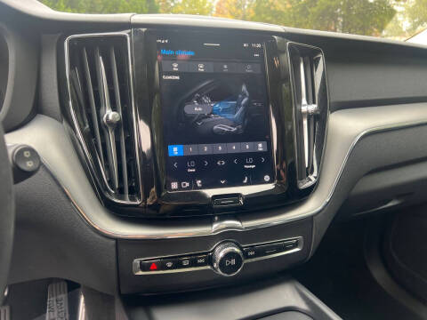 2024 Volvo XC60 B5 Core Dark Theme