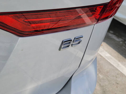 2023 Volvo XC60 B5 Plus Dark Theme