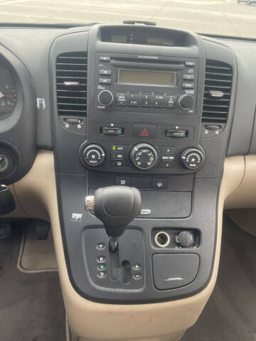 2007 Hyundai Entourage GLS