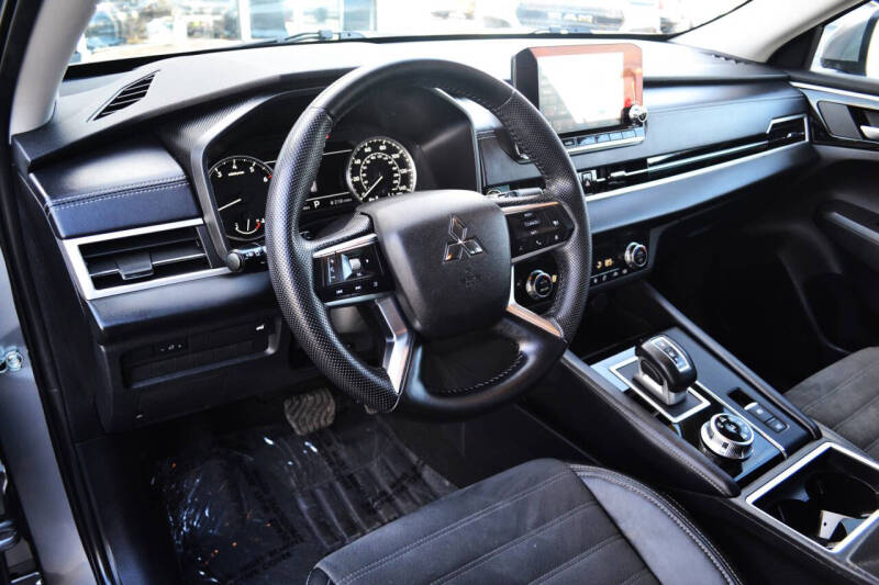 2023 Mitsubishi Outlander SE