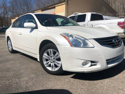 2010 Nissan Altima for sale at Monroe Auto's, LLC in Parsons TN