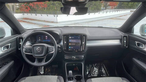 2025 Volvo XC40 B5 Core Bright Theme