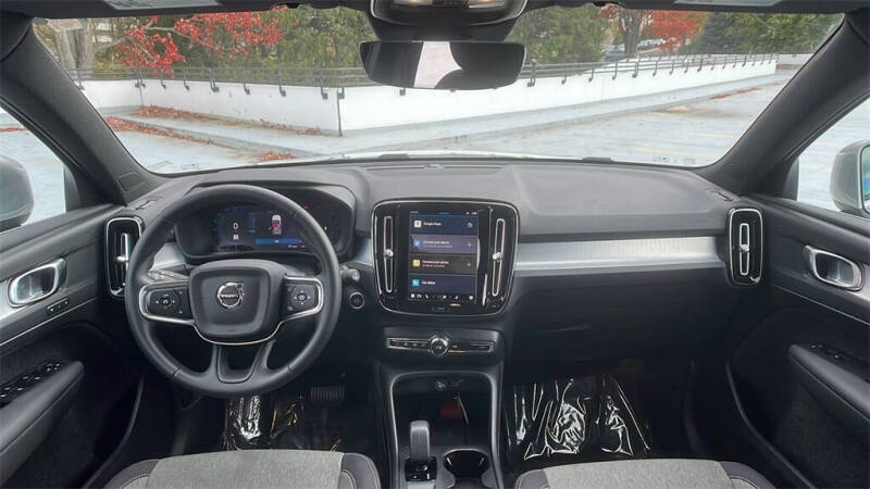 2025 Volvo XC40 B5 Core Bright Theme