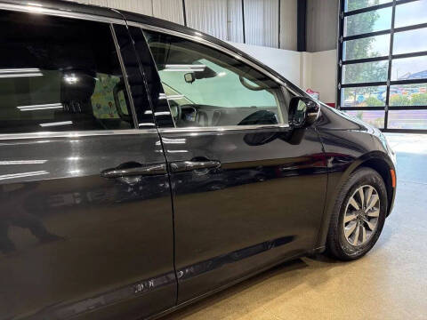 2024 Chrysler Pacifica Plug-In Hybrid Select