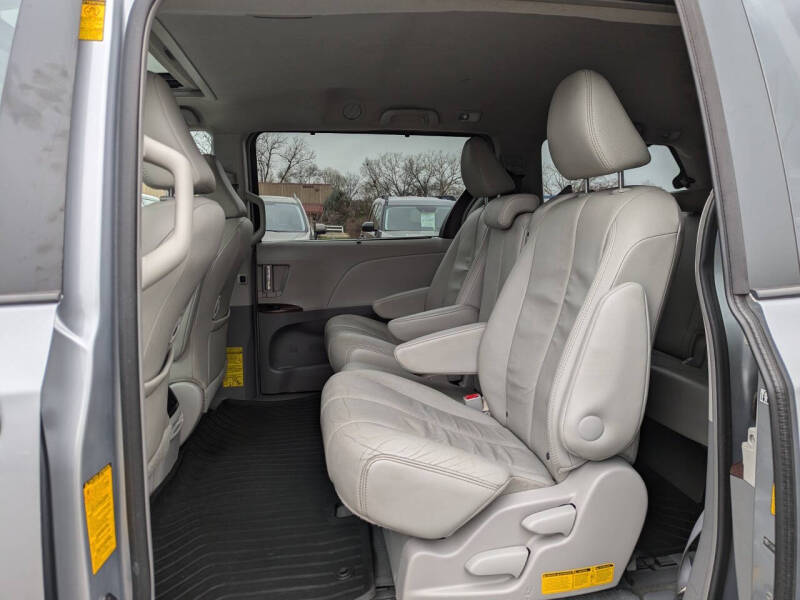 2014 Toyota Sienna XLE 7-Passenger Auto Access Seat