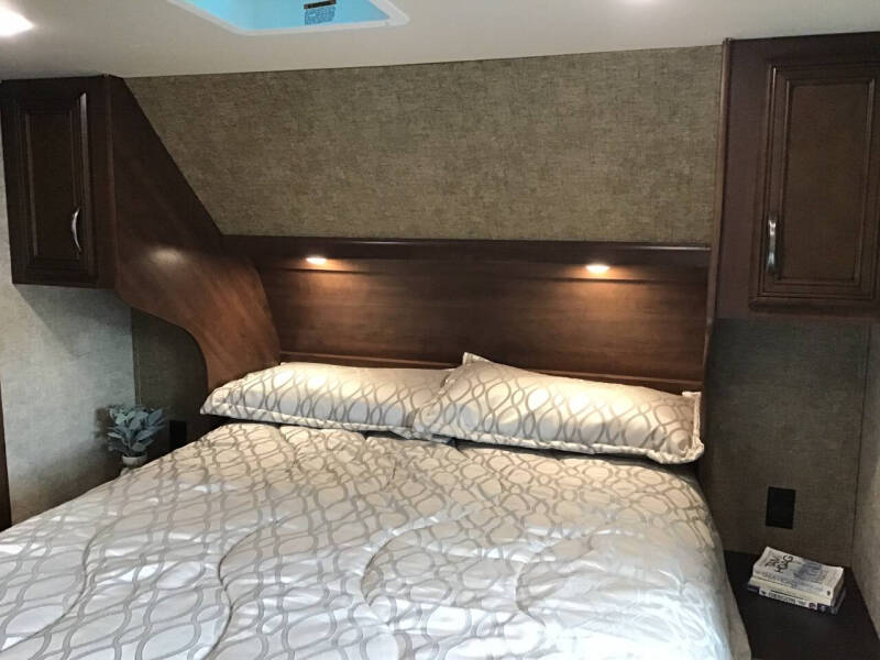 2018 Forest River Sierra 2850RL / 31ft