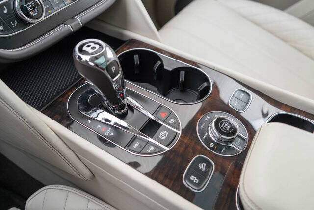 2017 Bentley Bentayga 24