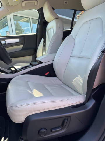 2022 Volvo XC40 T5 Momentum