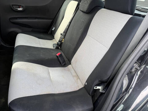 2012 Toyota Yaris 5-Door LE