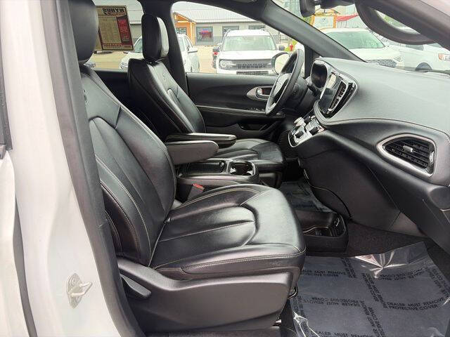 2024 Chrysler Pacifica Plug-In Hybrid Select