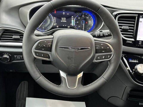 2025 Chrysler Voyager LX