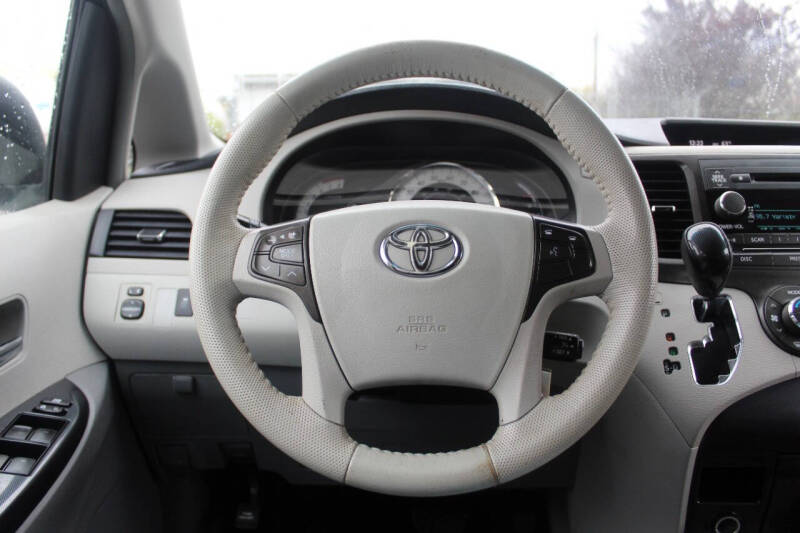 2013 Toyota Sienna SE 8-Passenger