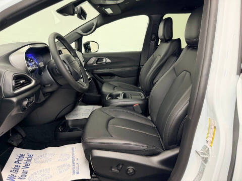 2027 Chrysler Pacifica Select