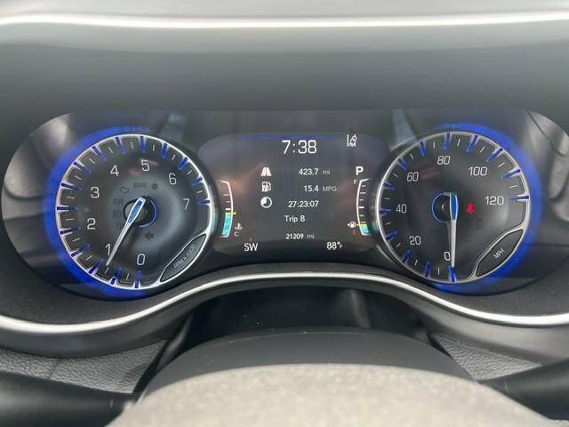 White 2025 Chrysler Pacifica Select AWD Select 4dr Mini-Van 17