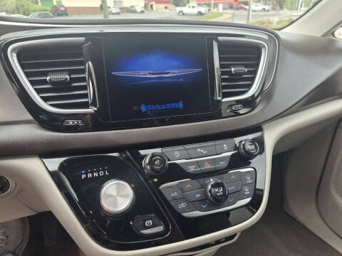 2017 Chrysler Pacifica Touring-L Plus