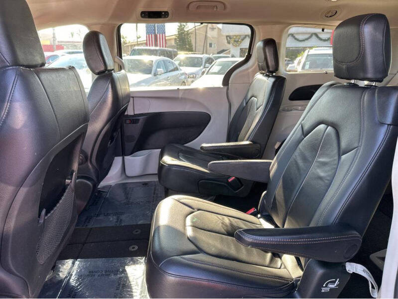 2017 Chrysler Pacifica Touring-L