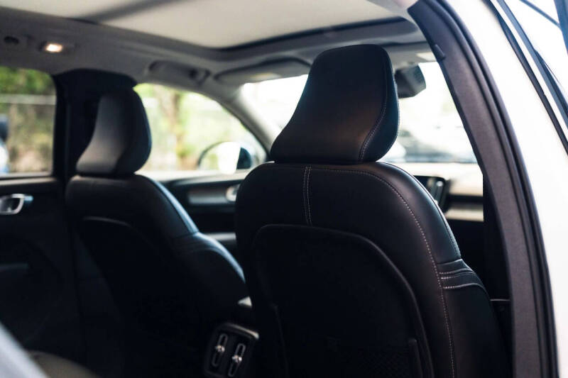 2025 Volvo XC40 B5 Plus Dark Theme