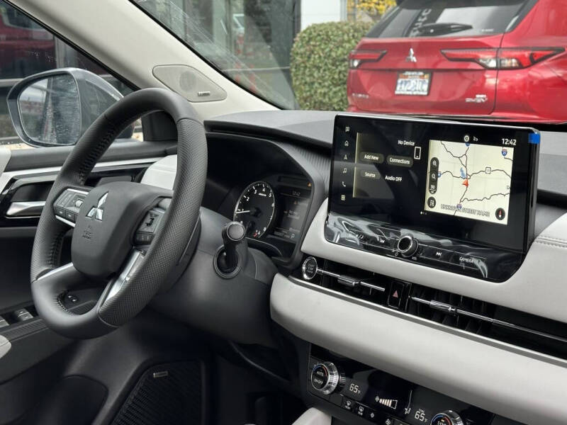 2025 Mitsubishi Outlander SE