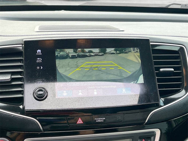 2021 Honda Pilot Touring w/Rear Captain's Chairs