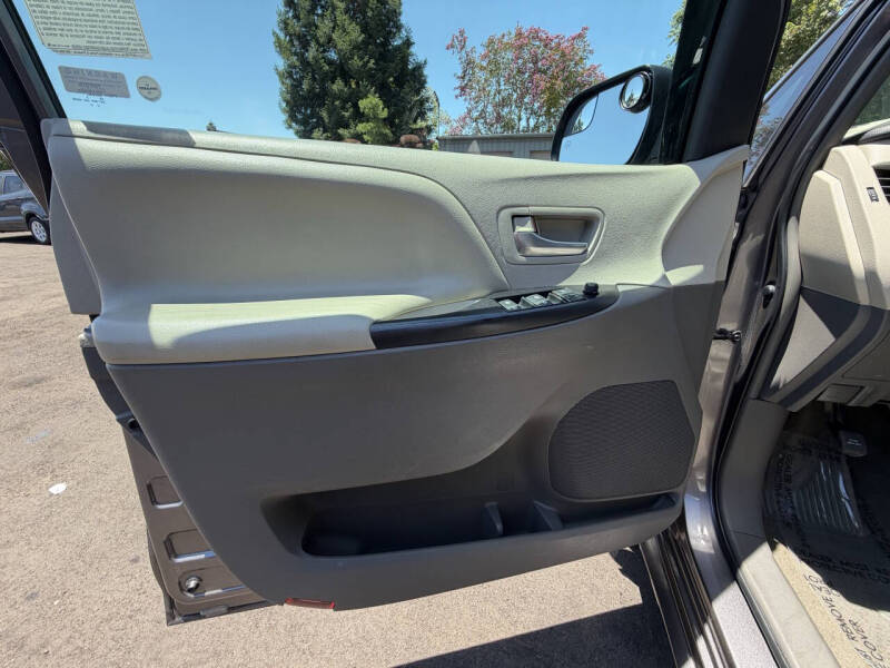 2015 Toyota Sienna LE 8-Passenger
