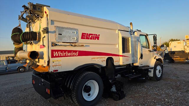 2011 Freightliner M2 106