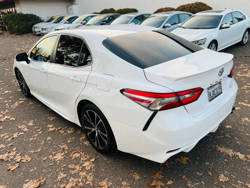 2018 Toyota Camry SE photo 4