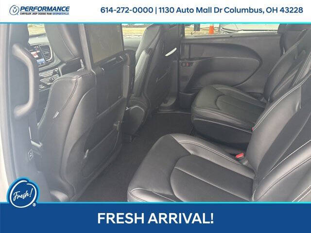 2025 Chrysler Pacifica Plug-In Hybrid Select