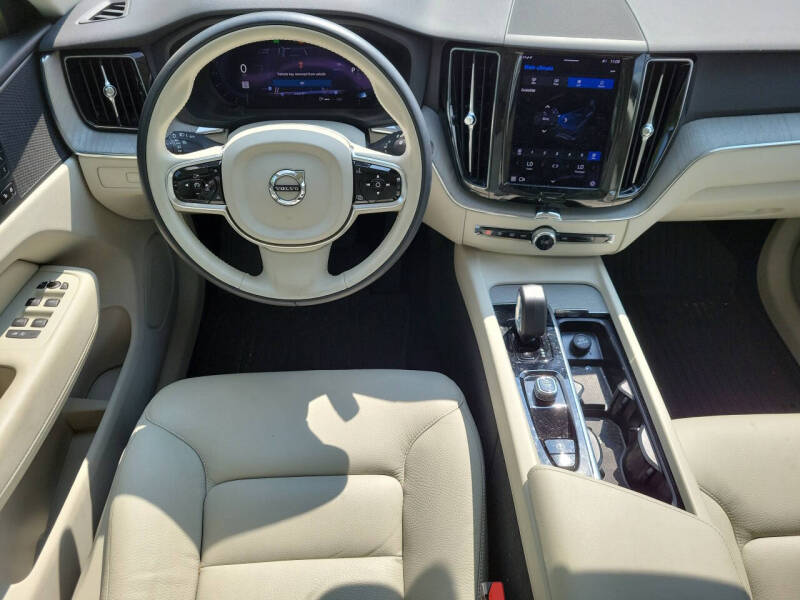 2023 Volvo XC60 B5 Plus Dark Theme