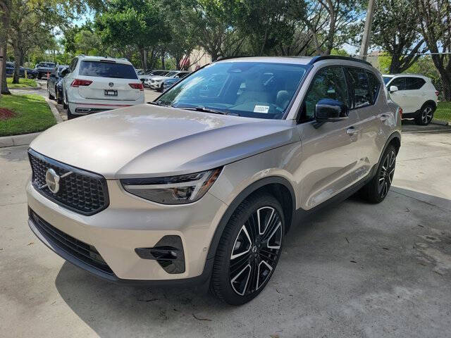 2024 Volvo XC40 B5 Ultimate Dark Theme