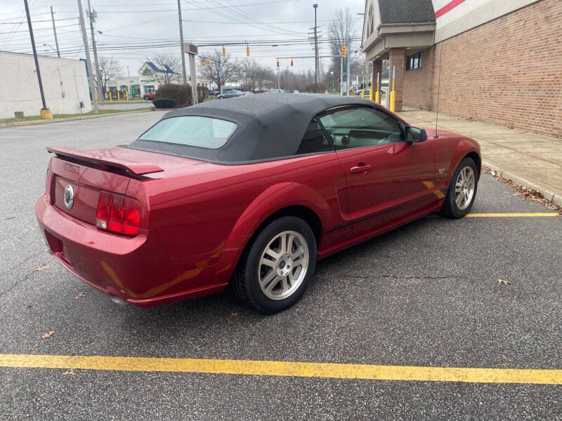 2005 Ford Mustang GT Deluxe photo 5