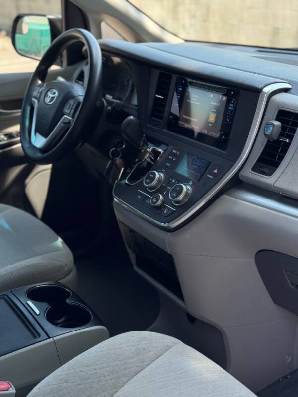2015 Toyota Sienna LE 7-Passenger Auto Access Seat