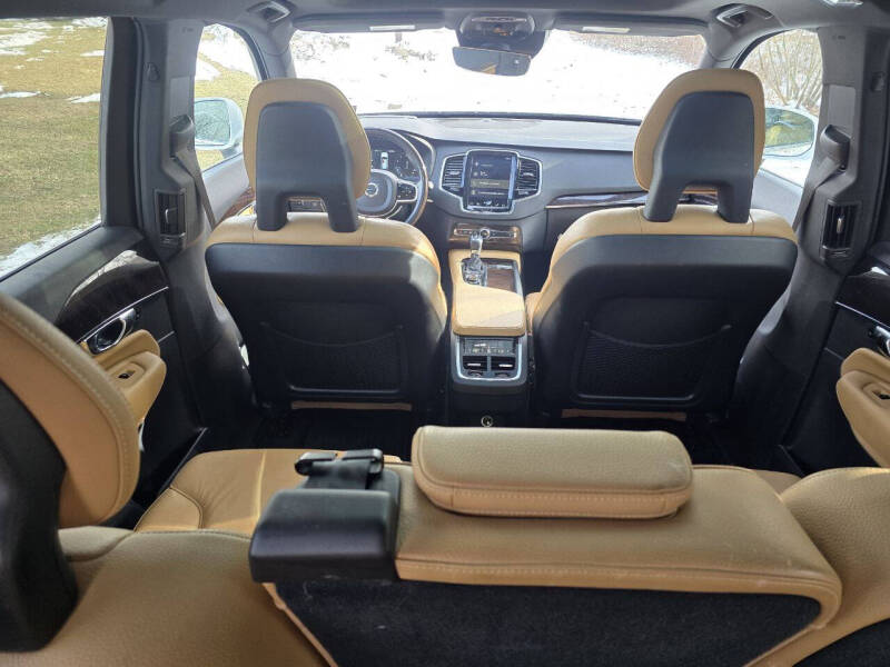 2016 Volvo XC90 T6 Momentum