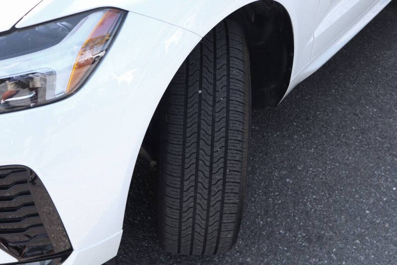 2024 Volvo XC60 B5 Core Dark Theme