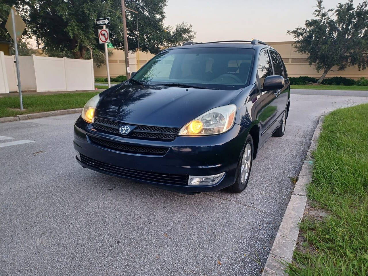 2005 Toyota Sienna for sale at We Buy & Sell Cars Inc in Orlando, FL