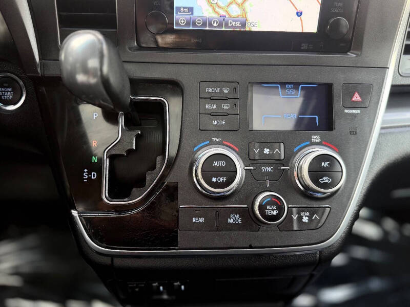2017 Toyota Sienna SE Premium 8-Passenger