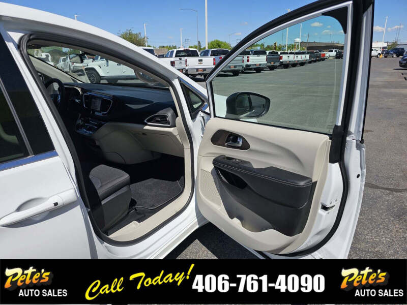 2022 Chrysler Voyager LX
