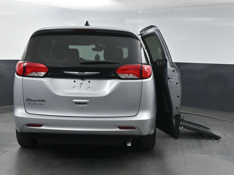 2023 Chrysler Voyager LX