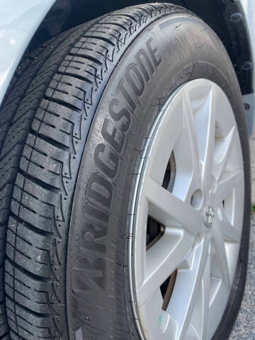 2014 Toyota Prius v Two