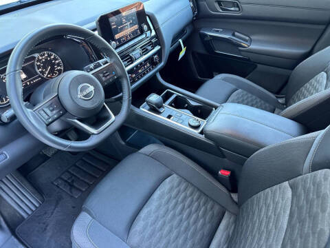 2024 Nissan Pathfinder SV