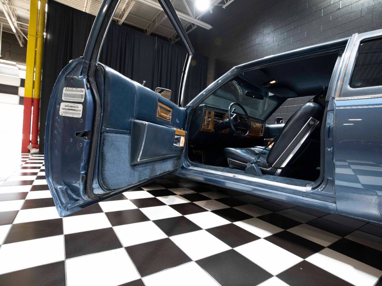 1985 Cadillac Fleetwood Brougham 38
