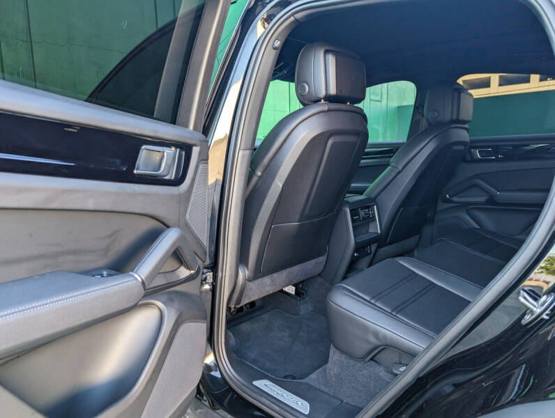 2023 Porsche Cayenne Coupe Platinum Edition