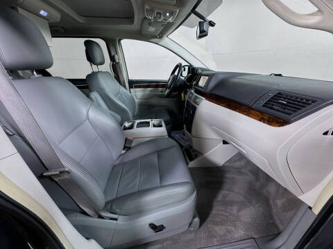 2011 Volkswagen Routan SEL Premium