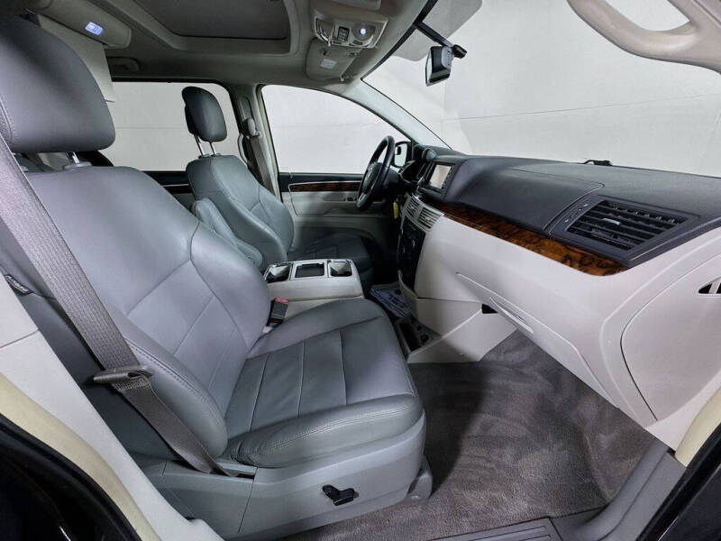 2011 Volkswagen Routan SEL Premium