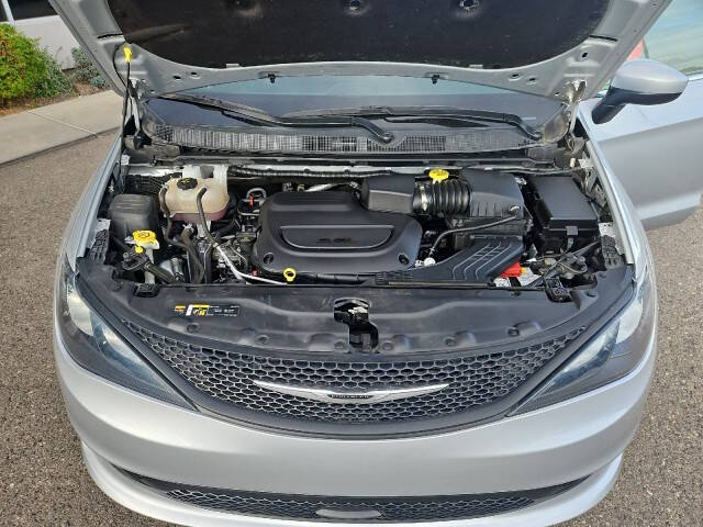 2023 Chrysler Voyager LX